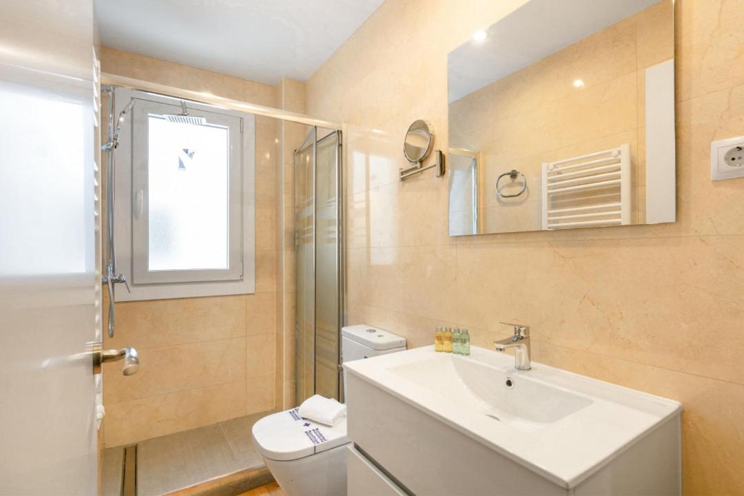 1 Bedroom 1 Bathroom Furnished - Chueca - Modern Functional - Mintystay Madrid Exterior photo