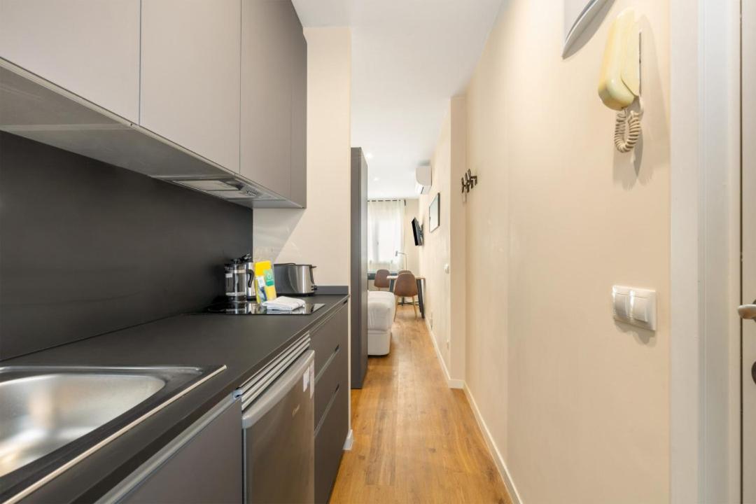 1 Bedroom 1 Bathroom Furnished - Chueca - Modern Functional - Mintystay Madrid Exterior photo